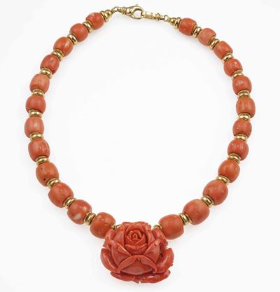 Collana in oro giallo 750/1000 con corallo inciso