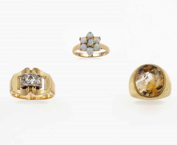 Lotto composto da tre anelli con opali, diamanti e agata muschiata