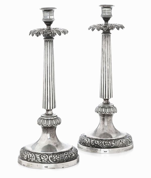 Coppia di candelieri in argento fuso, sbalzato e cesellato, argentiere O. Pini, Toscana XIX secolo