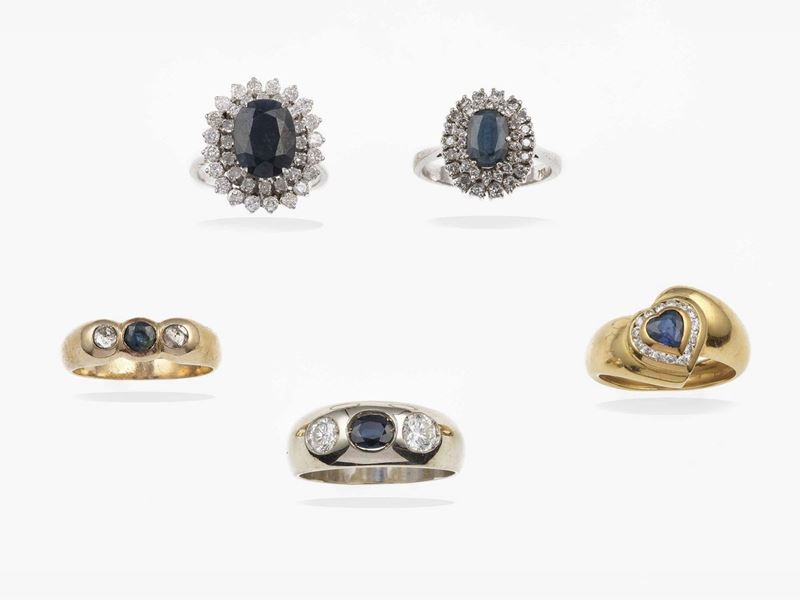Lotto composto da cinque anelli con zaffiri naturali e sintetici e diamanti  - Asta Gioielli | Cambi Time - Cambi Casa d'Aste