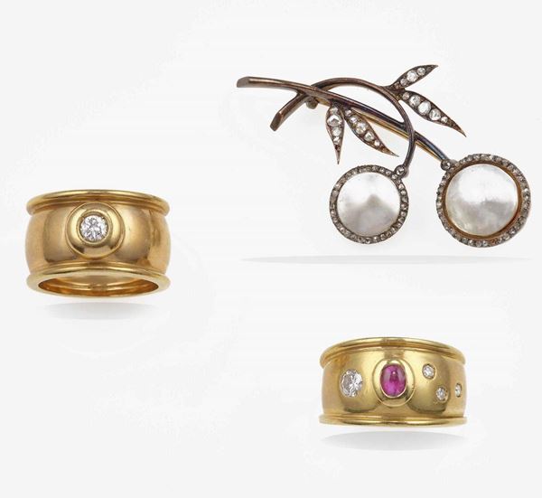 Two gold rings and a gold brooch
