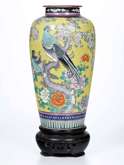 Vaso in Porcellana con Decoro di Uccellini tra Rami in Fiore su Fondo Giallo, Cina, XX Secolo