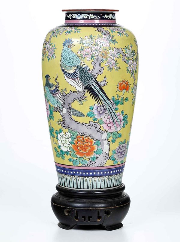 Vaso in porcellana con decoro di uccellini tra rami in fiore su fondo giallo, Cina, XX secolo