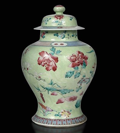 Potiche in Porcellana Decori Floreali e Incisi su Fondo Celadon, Cina, Dinastia Qing, XIX Secolo
