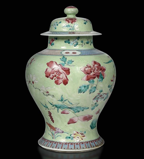Potiche in porcellana decori floreali e incisi su fondo Celadon, Cina, Dinastia Qing, XIX secolo