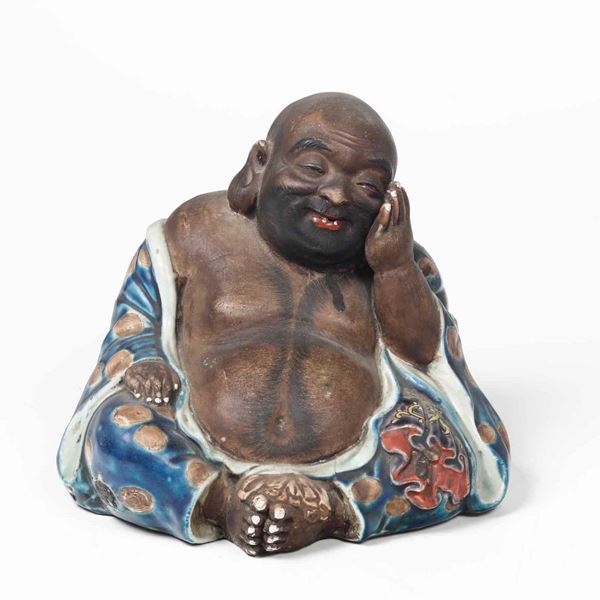 Figura di Budai in porcellana Yixing parzialmente smaltata, Giappone, periodo Meiji (1868-1912)