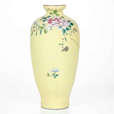 Vaso in Porcellana con Decori Floreali e Incisi su Sfondo Giallo, Cina, Dinastia Qing, XIX Secolo