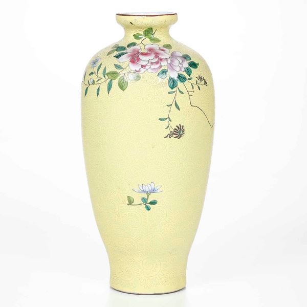 Vaso in porcellana con decori floreali e incisi su sfondo giallo, Cina, Dinastia Qing, XIX secolo