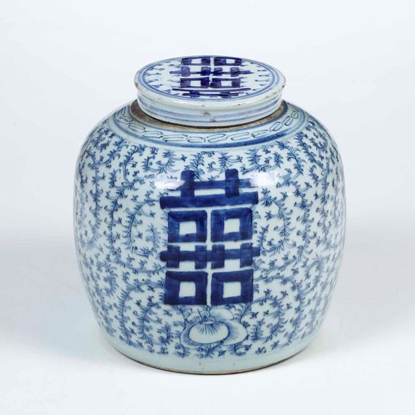 Potiche in porcellana bianca e blu con ideogramma e decori vegetali, Cina, Dinastia Qing, XIX secolo