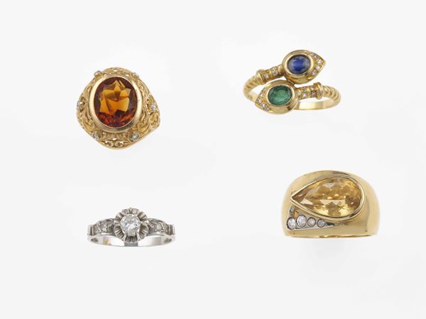 Quattro anelli con quarzi citrini, diamanti, smeraldo e zaffiro