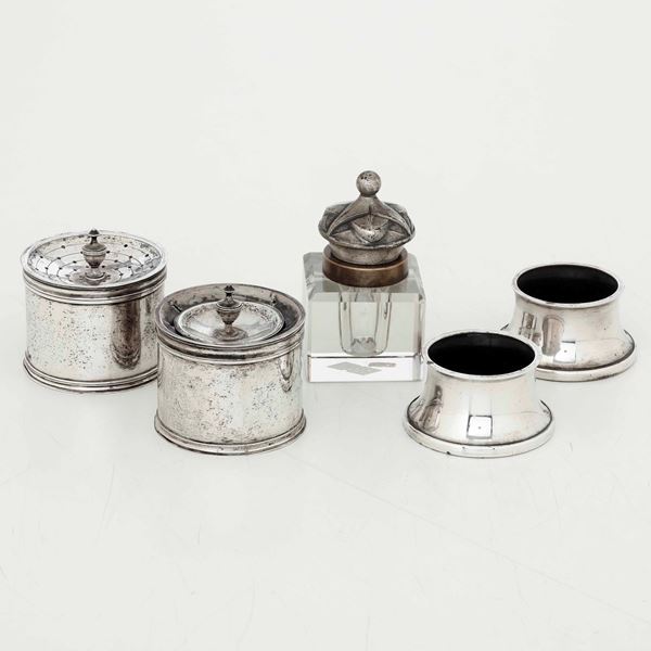 Due coppie di bussolotti da scrittura in argento e un calamaio in metallo e vetro. Differenti manifatture ed epoche dal XVIII al XX secolo
