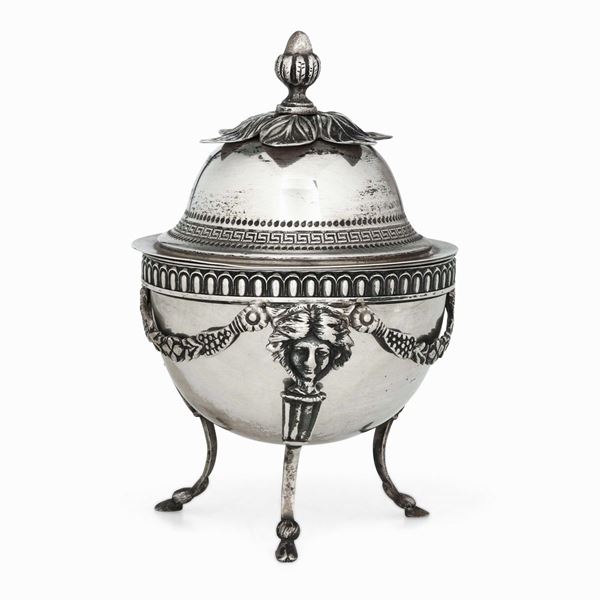 Zuccheriera in argento fuso, sagomato e cesellato. Venezia XIX secolo. Marchio dell’argentiere BZ inframezzato da chiave (non identificato)