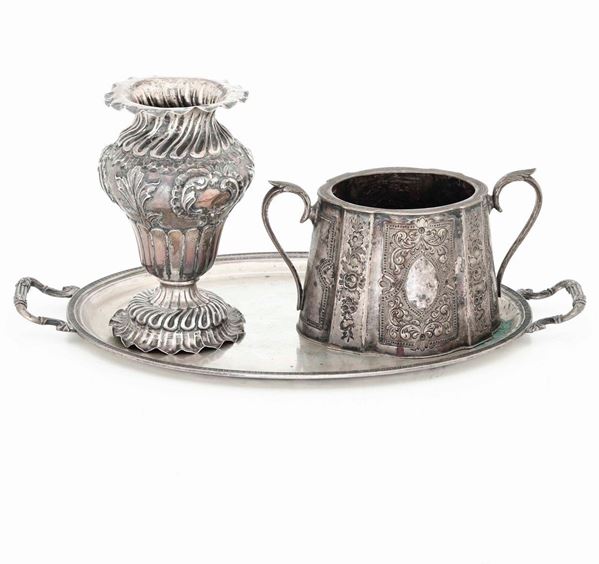 Lotto composto da un vassoio, un vaso e una zuccheriera in argento. Varie manifatture italiane del XX secolo