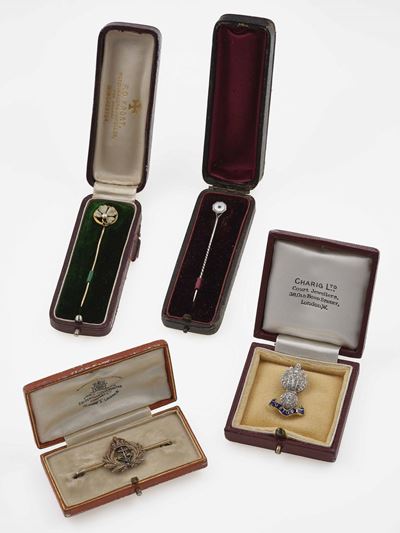Lotto composto da due spille da cravatta e due spille Regimental, montature in oro bianco e oro g...