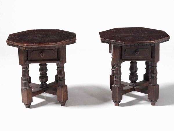 Coppia di tavolini in legno inatgliato con piano ottagonale