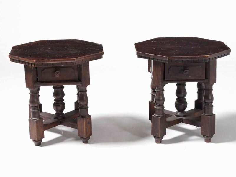 Coppia di tavolini in legno inatgliato con piano ottagonale  - Asta Antiquariato gennaio - Cambi Casa d'Aste