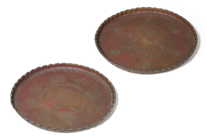 Due grandi vassoi in metallo inciso e dipinto  - Auction Antique January - Cambi Casa d'Aste