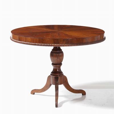 Tavolo in Legno con Piano Circolare Lastronato. XIX Secolo