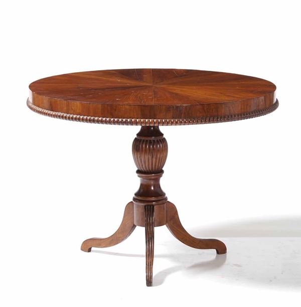 Tavolo in legno con piano circolare lastronato. XIX secolo
