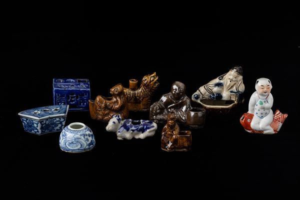 Collezione composta da dieci piccoli calamai in porcellana di forme diverse, Cina, Dinastia Qing, XIX secolo