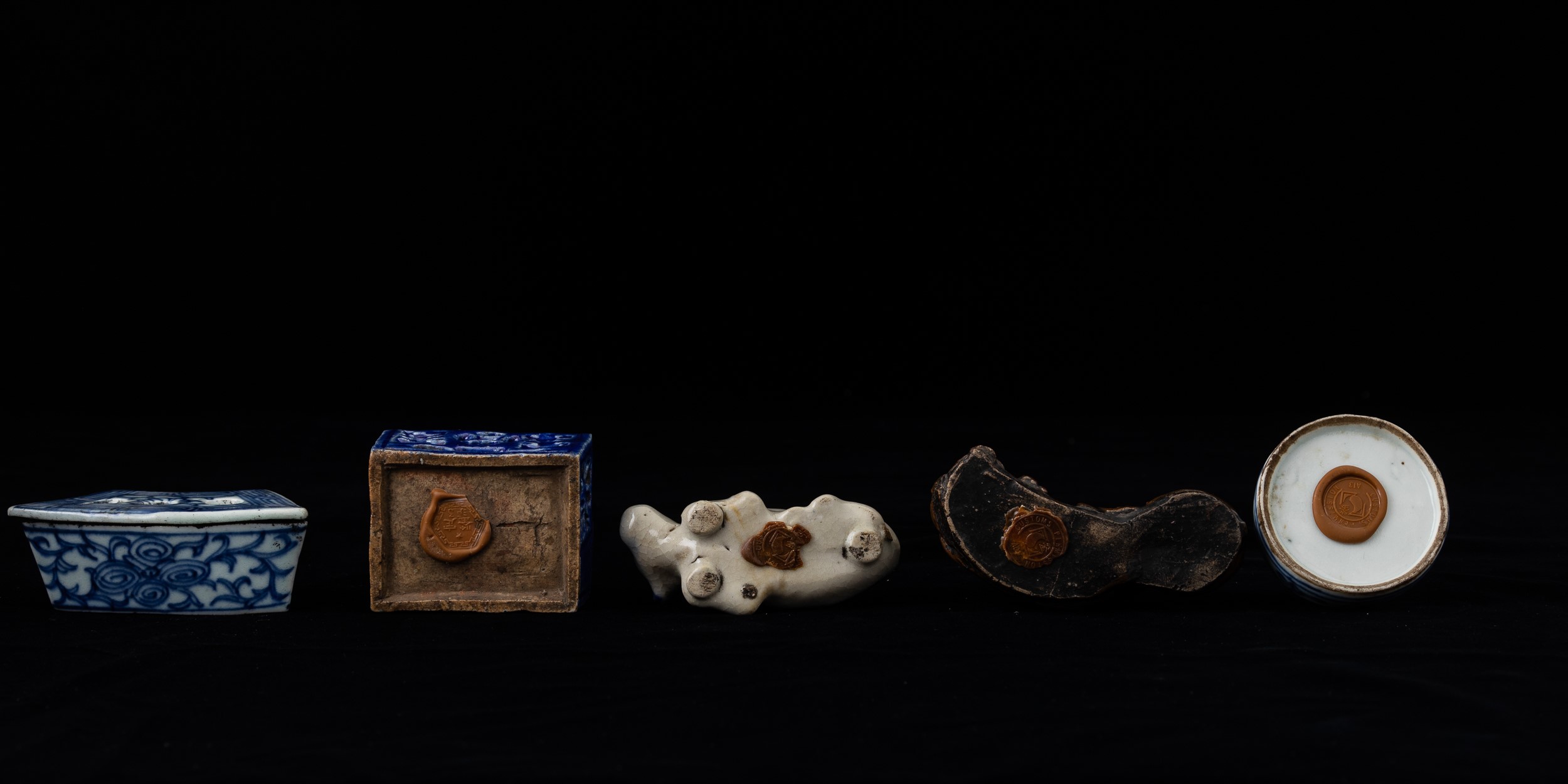 Collezione di dieci piccoli calamai in porcellana, Cina, Dinastia Qing, XIX secolo