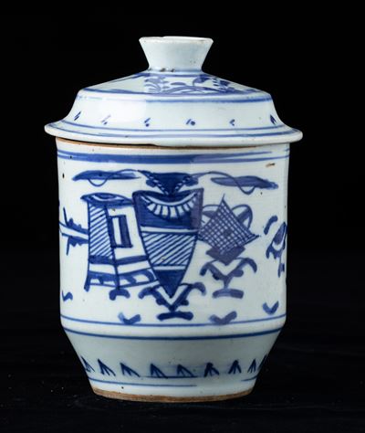 Cina, Dinastia Qing, Vaso cilindrico con coperchio in porcellana bianca e blu a decorazione natur...
