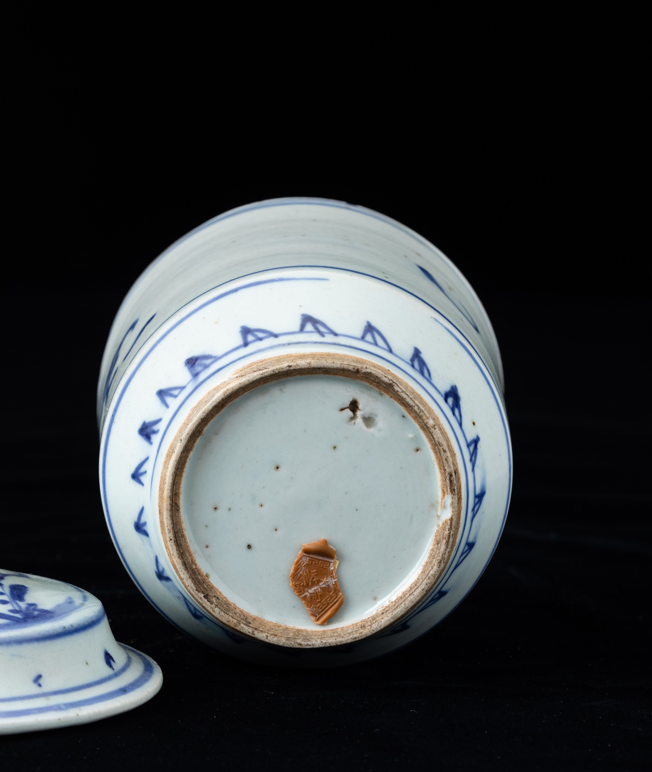 Cina, Dinastia Qing, Vaso cilindrico con coperchio in porcellana bianca e blu a decorazione natur...