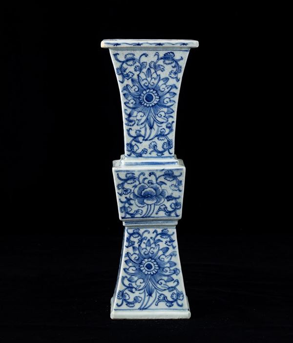 Vaso Gu in porcellana bianca e blu con decori floreali, Cina, Dinastia Qing, XIX secolo
