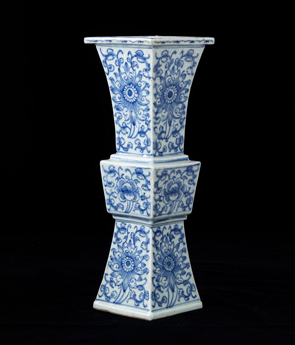 Vaso Gu in Porcellana Bianca e Blu con Decori Floreali, Cina, Dinastia Qing, XIX Secolo