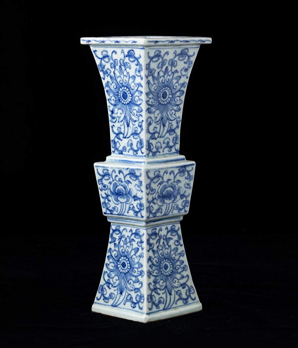 Vaso Gu in Porcellana Bianca e Blu con Decori Floreali, Cina, Dinastia Qing, XIX Secolo