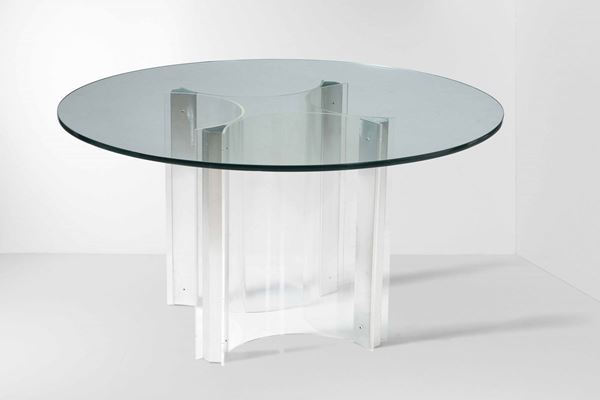 Tavolo con struttura in metallo e plexiglass.