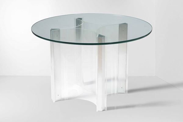 Tavolo con struttura in metallo e plexiglass.
