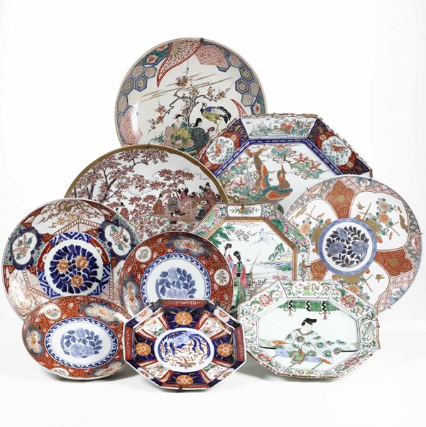 Lotto composto da dieci piatti in porcellana con decori diversi, Cina/Giappone, XIX secolo