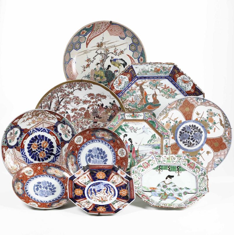 Lotto composto da dieci piatti in porcellana con decori diversi, Cina/Giappone, XIX secolo  - Asta Arte Orientale - Cambi Casa d'Aste
