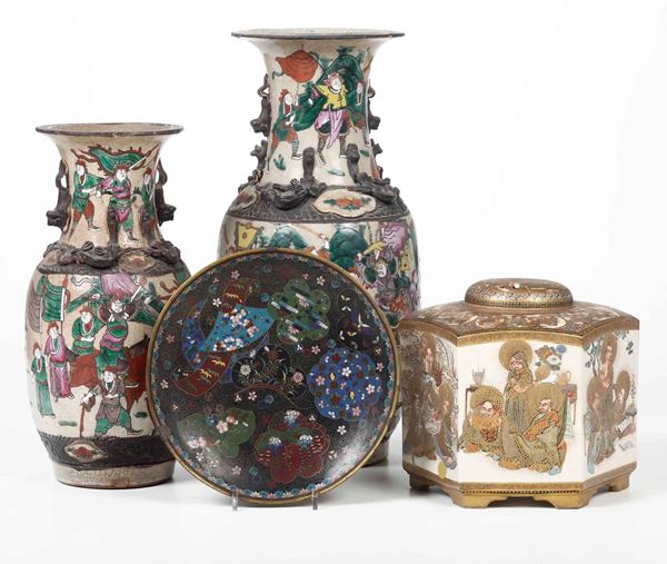 Lotto composto da due vasi in porcellana con figure di draghi a rilievo, censer in porcella Satszuma e piatto a smalti cloissonè, Cina/Giappone, XIX secolo