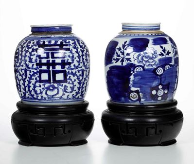 Coppia di potiches in porcellana policroma bianca e blu, con decori naturalistici e ideogrammi, C...