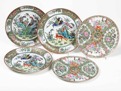 Caton, Cinque piatti in porcellana con decori naturalistici e scene di vita comune entro riserve ...