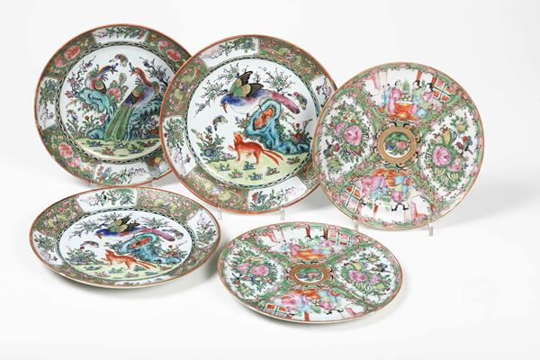 Cinque piatti in porcellana con decori naturalistici e scene di vita comune entro riserve, Caton, Cina, XIX-XX secolo