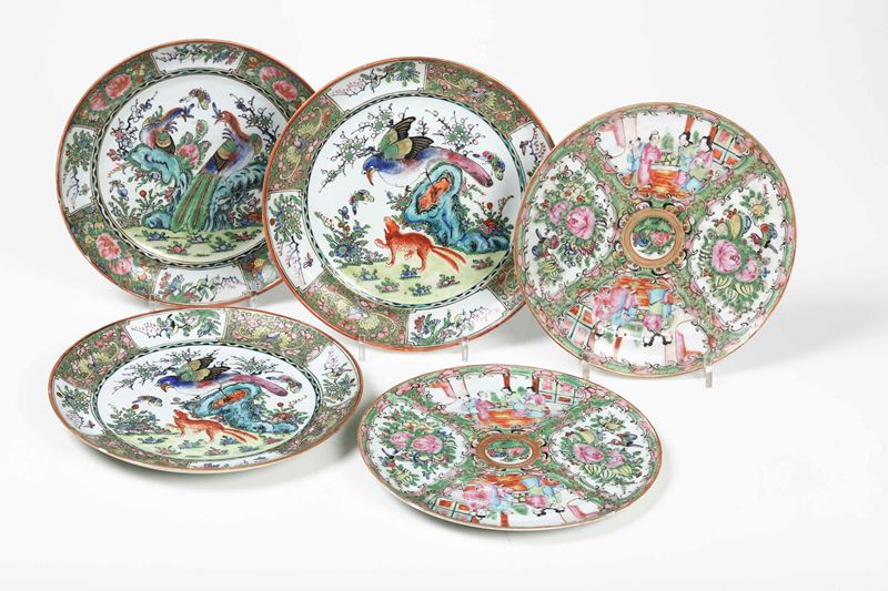 Cinque piatti in porcellana con decori naturalistici e scene di vita comune entro riserve, Caton, Cina, XIX-XX secolo  - Auction Orietal Art - Cambi Casa d'Aste