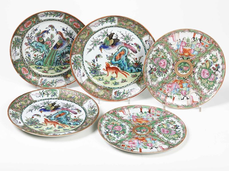 Cinque piatti in porcellana con decori naturalistici e scene di vita comune entro riserve, Caton, Cina, XIX-XX secolo  - Auction Orietal Art - Cambi Casa d'Aste