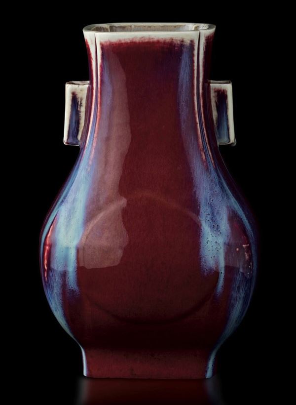 Vaso Fang Hu in porcellana flambè sui toni del sangue di bue, del viola e dell'azzurro, Cina, Dinastia Qing, XIX secolo