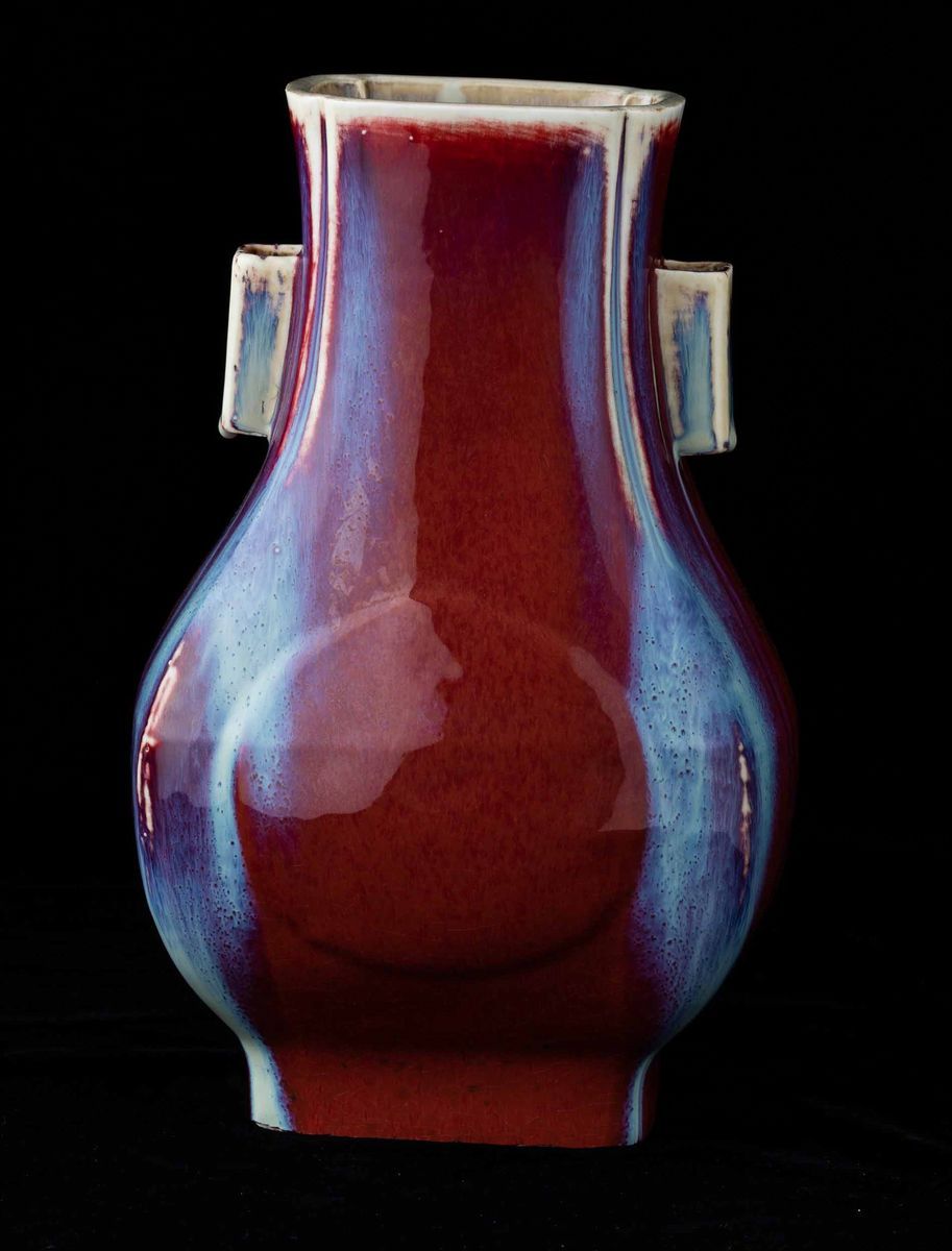 Vaso Fang Hu in Porcellana Flambè sui Toni del Sangue di Bue, del Viola e Dell'azzurro, Cina, Din...