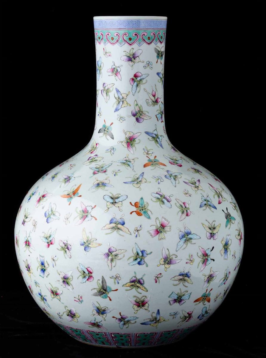 Vaso Tianqiuping in Porcellana con Decoro di Farfalle, Cina, Dinastia Qing, XIX Secolo