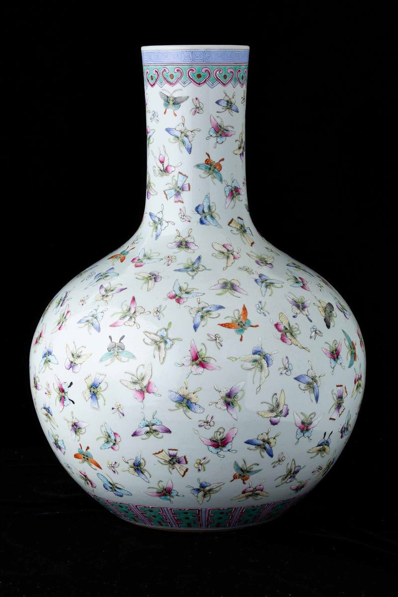 Vaso Tianqiuping in Porcellana con Decoro di Farfalle, Cina, Dinastia Qing, XIX Secolo