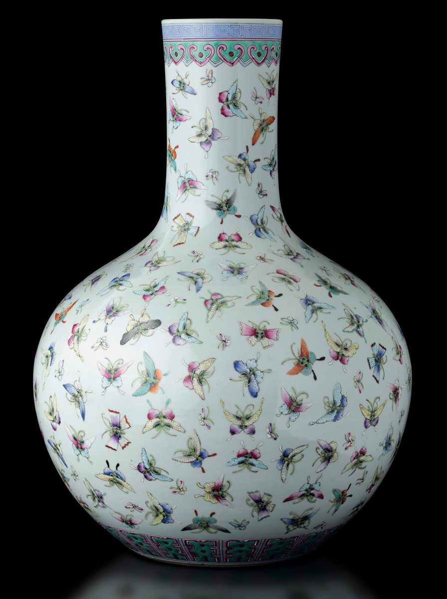 Vaso Tianqiuping in Porcellana con Decoro di Farfalle, Cina, Dinastia Qing, XIX Secolo