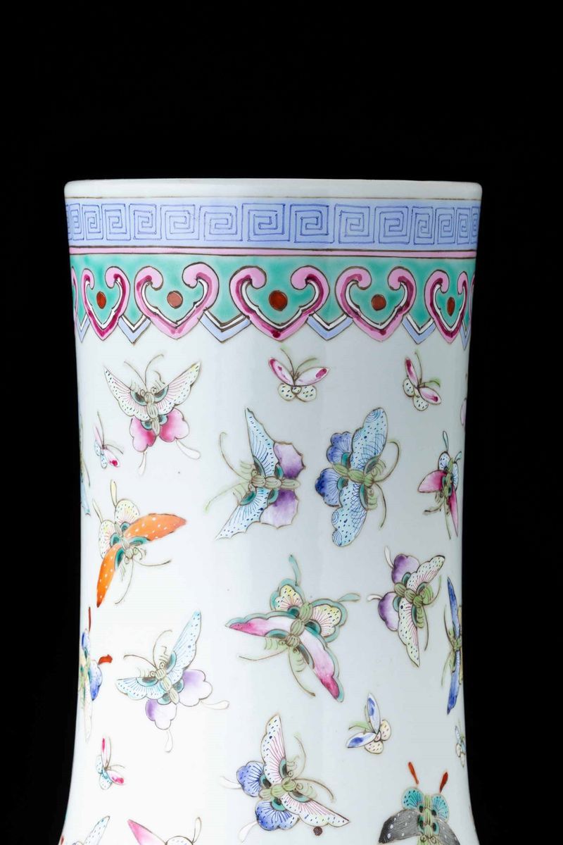 Vaso Tianqiuping in Porcellana con Decoro di Farfalle, Cina, Dinastia Qing, XIX Secolo