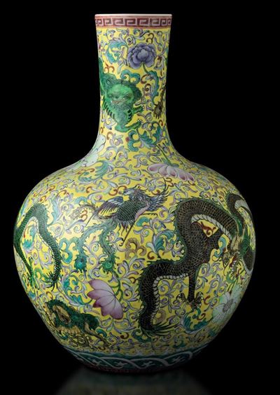 Vaso Tianqiuping in Porcellana con Decori Floreali e Figure di Draghi su Fondo Giallo, Cina, XX S...