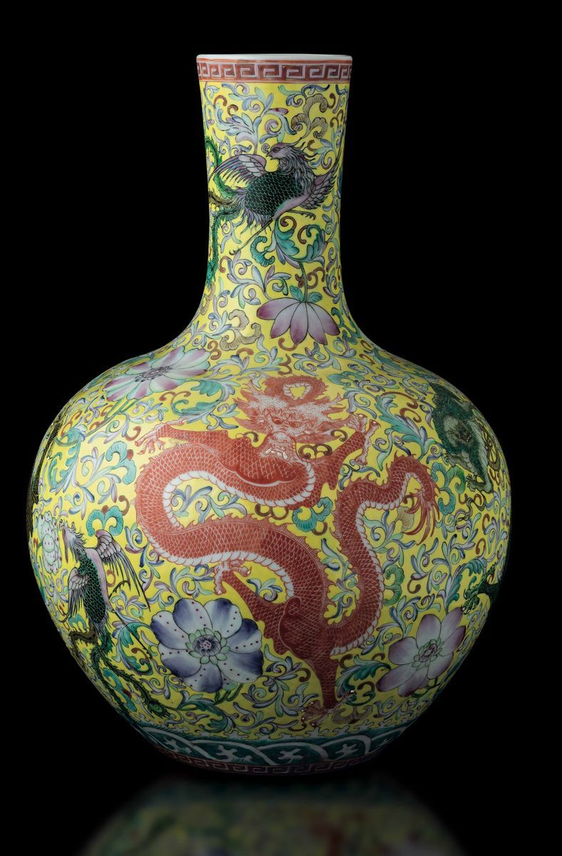 Vaso Tianqiuping in Porcellana con Decori Floreali e Figure di Draghi su Fondo Giallo, Cina, XX S...