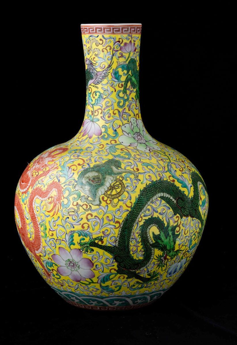 Vaso Tianqiuping in Porcellana con Decori Floreali e Figure di Draghi su Fondo Giallo, Cina, XX S...