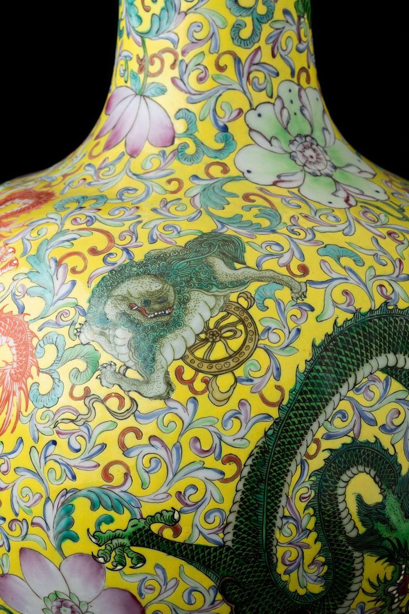 Vaso Tianqiuping in Porcellana con Decori Floreali e Figure di Draghi su Fondo Giallo, Cina, XX S...